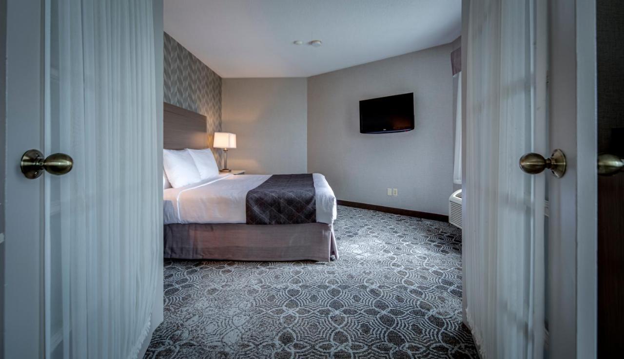 Deluxe King Suite with Jetted Tub and Living Room